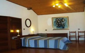 Moggio UdineseにあるRosa Dei Ventiのベッドルーム1室(ベッド2台、椅子2脚付)