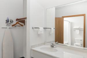Koupelna v ubytování Super 8 by Wyndham Ida Grove + 26 fotografií