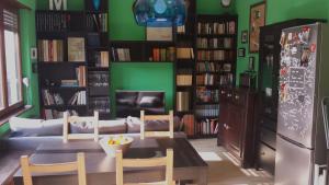 ein Wohnzimmer mit einem Tisch und einer grünen Wand in der Unterkunft Casa Muffin 3 in Cannobio