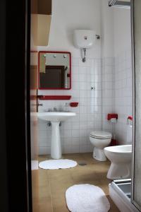 パオラにあるBella Paola 2のバスルーム(洗面台、トイレ、鏡付)