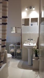 łazienka z umywalką i toaletą w obiekcie Apartament pod Piernikiem w Toruniu