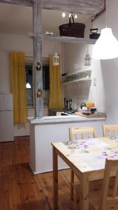 Kuchnia lub aneks kuchenny w obiekcie Apartament pod Piernikiem