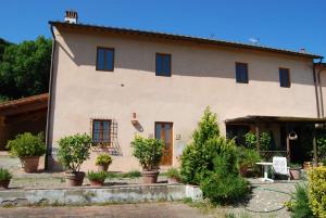 an exterior view of a large house with plants at Francesca Apartment in Montelupo Fiorentino