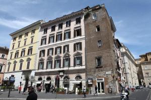 um grande edifício de tijolos numa rua da cidade em Suite Art Navona em Roma