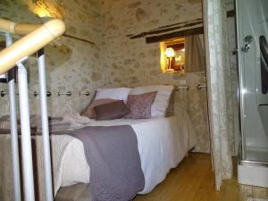 a bedroom with a bed in a room with wallpaper at Chambre d'Hôtes Le Pigeonnier de Quittimont in Lacépède