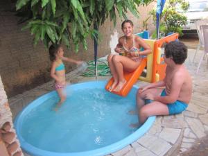 een groep mensen die in een zwembad spelen bij Pousada Chácara Famille Brun in São João da Boa Vista