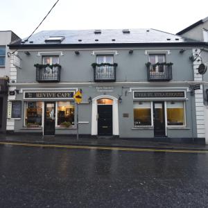um edifício ao lado de uma rua em The Eyre Square Townhouse em Galway