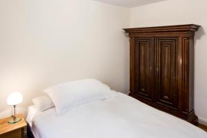 um quarto com uma cama e um armário de madeira em Fribauhaus em Fribourg