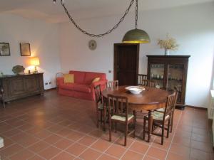 ValfabbricaにあるAgriturismo Deaのリビングルーム(テーブル、赤いソファ付)