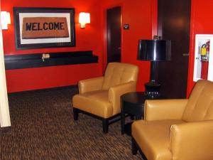 una sala de espera con sillas y un cartel de bienvenida en Extended Stay America Suites - Atlanta - Duluth, en Duluth