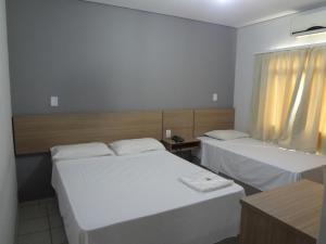 A bed or beds in a room at Hotel Comodoro