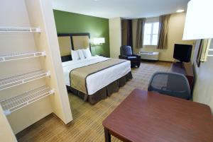 Habitación de hotel con cama y escritorio en MainStay Suites Knoxville - Cedar Bluff, en Knoxville