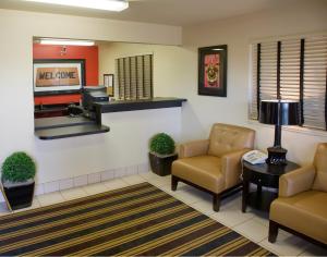 una sala de espera con 2 sillas y un espejo en MainStay Suites Knoxville - Cedar Bluff, en Knoxville