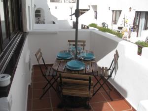 コラレホにあるLa Graciosa Apartmentのバルコニー(テーブル、椅子付)