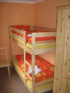 ザスニッツにあるKäuzchenkuhleの二段ベッド2組が備わる客室です。