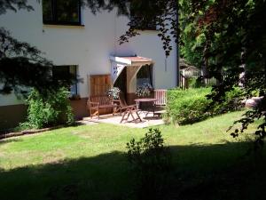 ザスニッツにあるKäuzchenkuhleの裏庭(テーブル、椅子、ガゼボ付)
