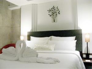 A bed or beds in a room at Anshel Hotel Seminyak