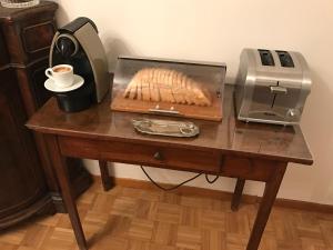 ヴェネツィアにあるLe Due Corone Bed & Breakfastのテーブル(グリルとトースター付)