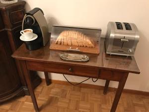 a table with a grill and a toaster on it at Le Due Corone Bed & Breakfast in Venice