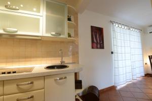una cucina con mobili bianchi e un lavandino di Apartment Roberta a Fiume (Rijeka)