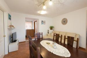 una sala da pranzo e un soggiorno con tavolo di Apartment Roberta a Fiume (Rijeka) Altre 12 foto