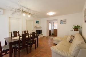 un soggiorno con un tavolo e una sala da pranzo di Apartment Roberta a Fiume (Rijeka)