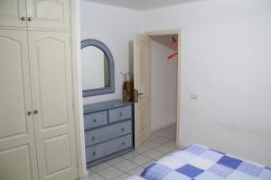 sypialnia z niebieską komodą i lustrem w obiekcie Rocas del Mar Tenerife w mieście Costa Del Silencio +37 zdjęć