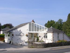 un edificio blanco con un cartel en el costado en Hapimag Burnside Park Apartments, en Bowness-on-Windermere