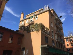 a tall building with ivy on the side of it at Casa Albert Stanley in Bologna