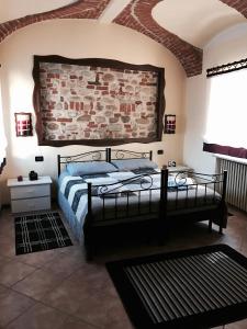 CarrùにあるOrchideaの石壁のベッドルーム1室(ベッド1台付)