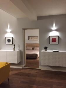 フィレンツェにあるBrunelleschi Suiteのベッドルーム1室(白いキャビネット2つ、ベッド1台付)