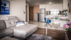 芭達雅南區的住宿－高塔公寓，带沙发的客厅和厨房