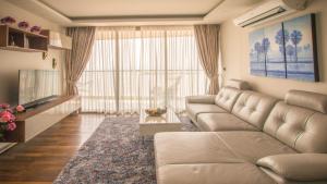 Posezení v ubytování Luxury Seaview Condo The Peak Towers 200m To Beach