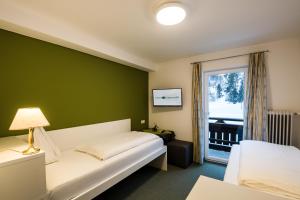 En eller flere senger på et rom på Hotel Obermayr