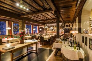 un ristorante con tavoli e sedie in una stanza di Hotel Obermayr a Ebenau