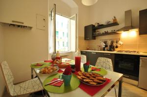 una cocina con una mesa con un plato de comida. en The Lighthouse en La Spezia