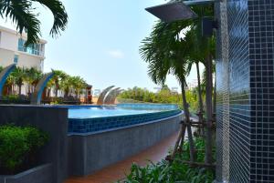 Bazén v ubytování Luxury Seaview Condo The Peak Towers 200m To Beach nebo v jeho okolí