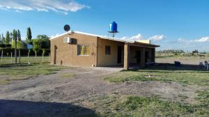 un pequeño edificio con una torre de agua encima en Cabaña Anfuso en San Rafael