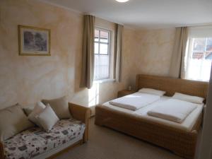 Ferienwohnung Wacker, Apartments und Zimmer tesisinde bir odada yatak veya yataklar