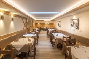 Restoran või mõni muu söögikoht majutusasutuses Hotel Paradiso
