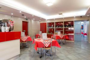 Reštaurácia alebo iné gastronomické zariadenie v ubytovaní Albergo Verdi