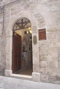 an entrance to a building with a wooden door at Piccola corte in Ascoli Piceno