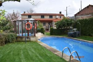 Bazén v ubytovaní Casa Rural Os Carballos alebo v jeho blízkosti