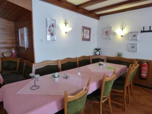 Restaurace v ubytování Pension Gasthof Zum Lamm