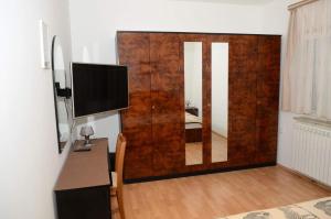 Televízia a/alebo spoločenská miestnosť v ubytovaní Apartments Villa Split