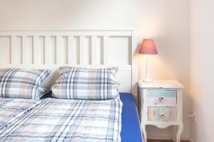 1 dormitorio con cama y mesita de noche con lámpara en Sarnen Apartment 1, en Sarnen