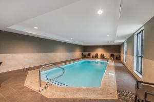 Una gran piscina en una habitación de hotel con en Sleep Inn & Suites Columbia, en Columbia