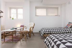 un soggiorno con letto, tavolo e sedie di Colors Apartment a Skopje