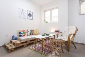 un soggiorno con tavolo e sedie in legno di Colors Apartment a Skopje