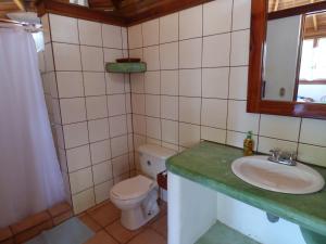 A bathroom at Corcovado Beach Lodge